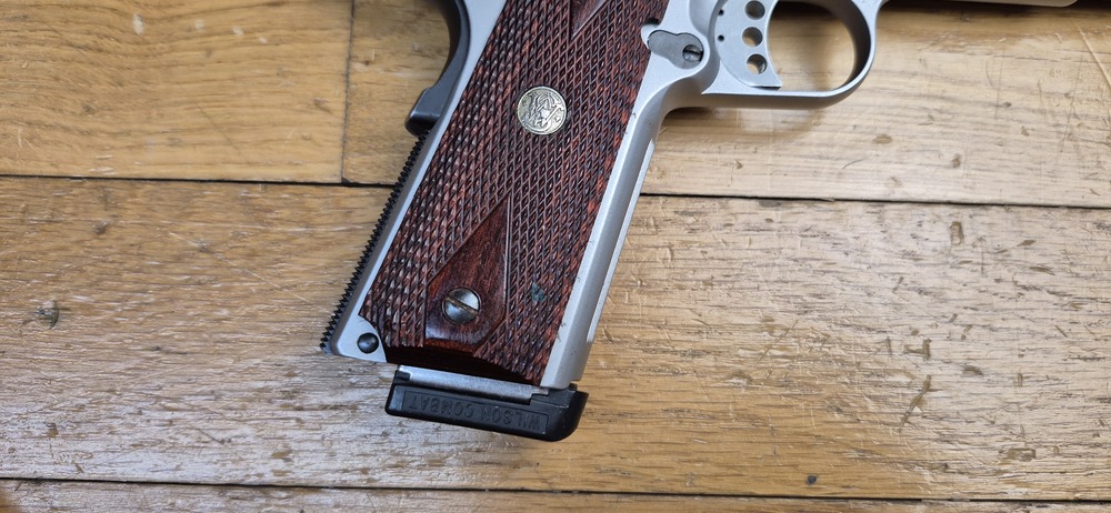 Très beau 1911 par Smith & Wesson - En 45acp et 8 coups - 100% acier Inox (pas de plastoc!) - Usinages Smith! - Très bon état mécanique et esthétique - Boite d'origine - TBE+ – Image 21