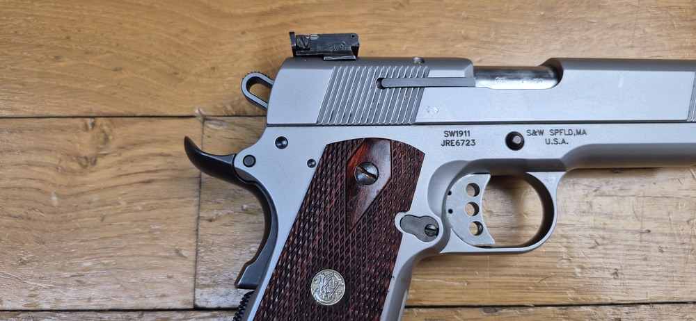 Très beau 1911 par Smith & Wesson - En 45acp et 8 coups - 100% acier Inox (pas de plastoc!) - Usinages Smith! - Très bon état mécanique et esthétique - Boite d'origine - TBE+ – Image 22