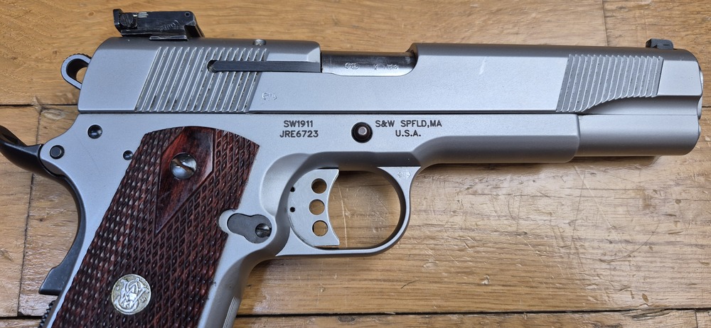 Très beau 1911 par Smith & Wesson - En 45acp et 8 coups - 100% acier Inox (pas de plastoc!) - Usinages Smith! - Très bon état mécanique et esthétique - Boite d'origine - TBE+ – Image 23