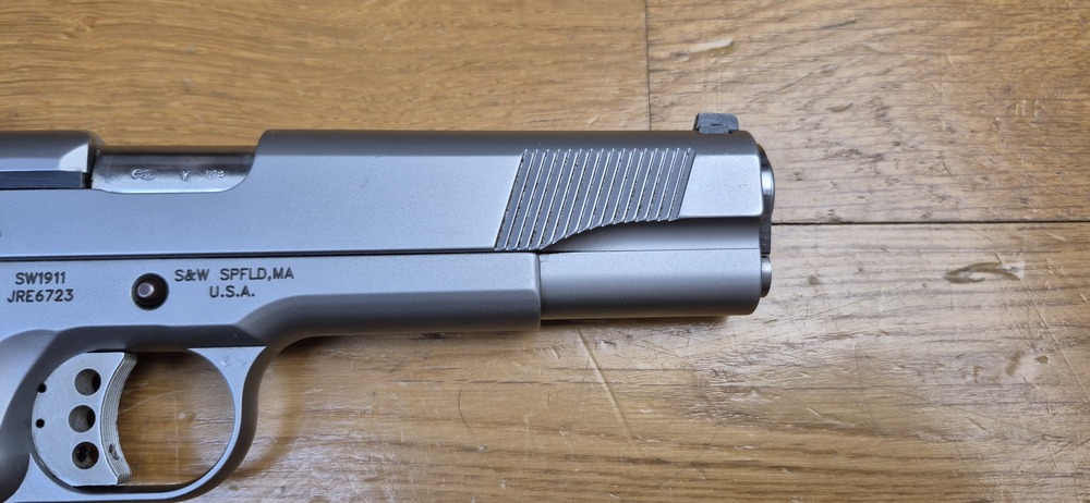 Très beau 1911 par Smith & Wesson - En 45acp et 8 coups - 100% acier Inox (pas de plastoc!) - Usinages Smith! - Très bon état mécanique et esthétique - Boite d'origine - TBE+ – Image 24