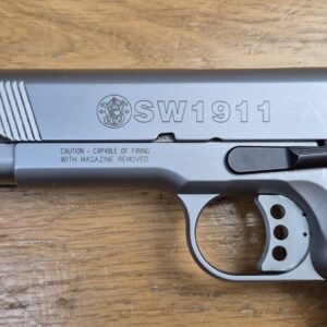 Très beau 1911 par Smith & Wesson - En 45acp et 8 coups - 100% acier Inox (pas de plastoc!) - Usinages Smith! - Très bon état mécanique et esthétique - Boite d'origine - TBE+