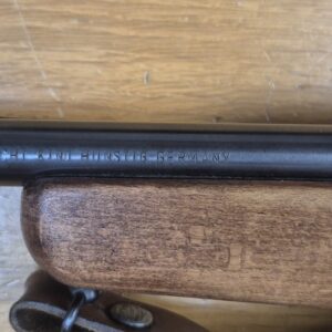 Carabine Albrecht Kind (et pas King comme souvent entendu ou lu !) - Arme monocoup 22 Lr - Équivalente de nos "La Française" - Arme d’initiation ultra légère pour du fun au stand ou dans le jardin - Très beaux bois en dépit d'un manque de cirage/huilage - Rail 11mm et canon fileté avec sa bague de protection - Détente réglable - TBE+