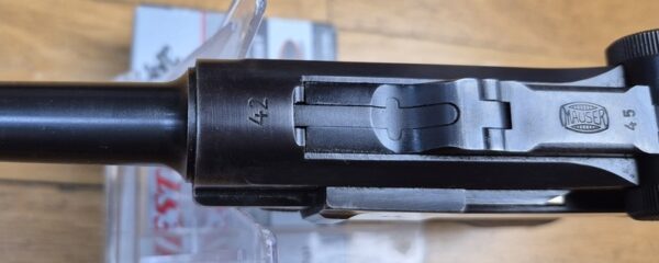 Très beau et atypique Luger P08 - Fabrication Mauser code 42 au "Mauser Banner" - Arme "bi-matricule " - Sur base d'une rare arme Mauser de 1942 - Mécanique plus qu'excellente - Esthétique superbe - Canon excellent - Superbe Luger de tir pour une excellente occasion ! TBE++