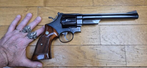 Un autre ! Terreur des ours ! – Revolver Smith & Wesson M29-2 – Cal .44Mag - Rare canon 8' 3/8 pouces – Le plus long du catalogue ! – Finition bronzée hors pair - Arme de 1976 – Mécanique époustouflante et introuvable aujourd'hui – Mythe cinématographique autant qu'armurier! - TBE++!