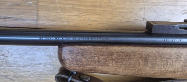 Carabine Albrecht Kind (et pas King comme souvent entendu ou lu !) - Arme monocoup 22 Lr - Équivalente de nos "La Française" - Arme d’initiation ultra légère pour du fun au stand ou dans le jardin - Très beaux bois en dépit d'un manque de cirage/huilage - Rail 11mm et canon fileté avec sa bague de protection - Détente réglable - TBE+
