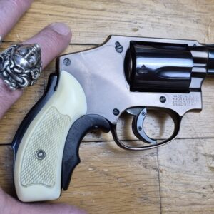 Très rare revolver Smith&Wesson Model 42 Centenial - Un 36 Chief Special sans marteau extérieur - 5 coups en cal.38SP - Modèle du centenaire 1952 - Version allégée de défense rapprochée - Rare et superbe finition deux tons Noir / Bronze à plaquettes os - Le vrai "Bodyguard" ! - Superbe état esthétique - Excellent état mécanique - Pièce d'exception ! - TBE ++