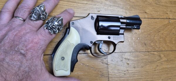 Très rare revolver Smith&Wesson Model 42 Centenial - Un 36 Chief Special sans marteau extérieur - 5 coups en cal.38SP - Modèle du centenaire 1952 - Version allégée de défense rapprochée - Rare et superbe finition deux tons Noir / Bronze à plaquettes os - Le vrai "Bodyguard" ! - Superbe état esthétique - Excellent état mécanique - Pièce d'exception ! - TBE ++