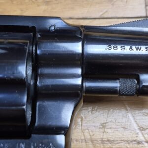 Peu courant Revolver Smith&Wesson Mod 36-1 ou "Chiefs Special" - 5 coups en cal. 38 SP - Canon 2 pouces neuf - Arme de 1975 - Plaquettes Pachmayr en supplément - État proche du neuf ! - TBE++