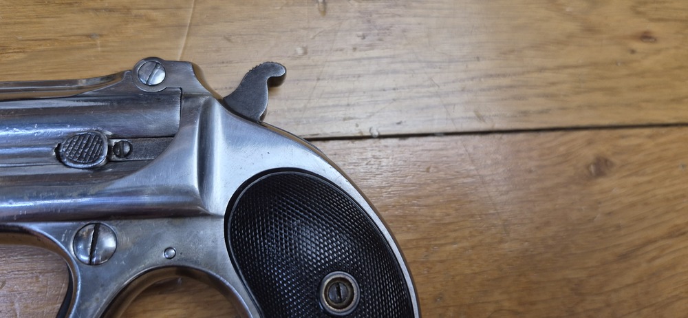 Iconique pistolet double Derringer Remington M95 - Cal 41 annulaire dit .41RF - peu courant et recherché Type I tardif - L'arme des saloons de 1870/1880 ! - Très belle finition nickelée d'origine - Excellent état mécanique - Bons canons - Éjection parfaite - Plaquettes ébonite en très bon état - 14.000 exemplaires seulement ! - Un "joker" dans la manche d'un As en excellent état - TBE+/TBE++ – Image 4