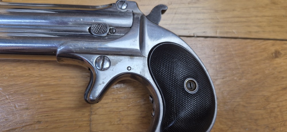 Iconique pistolet double Derringer Remington M95 - Cal 41 annulaire dit .41RF - peu courant et recherché Type I tardif - L'arme des saloons de 1870/1880 ! - Très belle finition nickelée d'origine - Excellent état mécanique - Bons canons - Éjection parfaite - Plaquettes ébonite en très bon état - 14.000 exemplaires seulement ! - Un "joker" dans la manche d'un As en excellent état - TBE+/TBE++ – Image 5