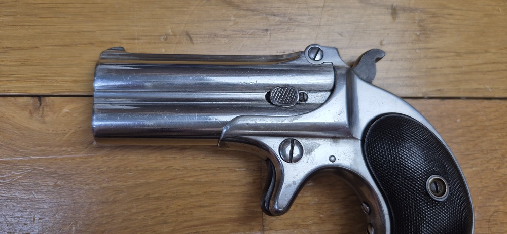 Iconique pistolet double Derringer Remington M95 - Cal 41 annulaire dit .41RF - peu courant et recherché Type I tardif - L'arme des saloons de 1870/1880 ! - Très belle finition nickelée d'origine - Excellent état mécanique - Bons canons - Éjection parfaite - Plaquettes ébonite en très bon état - 14.000 exemplaires seulement ! - Un "joker" dans la manche d'un As en excellent état - TBE+/TBE++ – Image 6