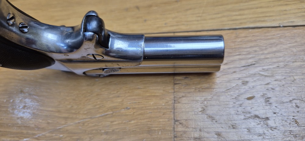 Iconique pistolet double Derringer Remington M95 - Cal 41 annulaire dit .41RF - peu courant et recherché Type I tardif - L'arme des saloons de 1870/1880 ! - Très belle finition nickelée d'origine - Excellent état mécanique - Bons canons - Éjection parfaite - Plaquettes ébonite en très bon état - 14.000 exemplaires seulement ! - Un "joker" dans la manche d'un As en excellent état - TBE+/TBE++ – Image 9