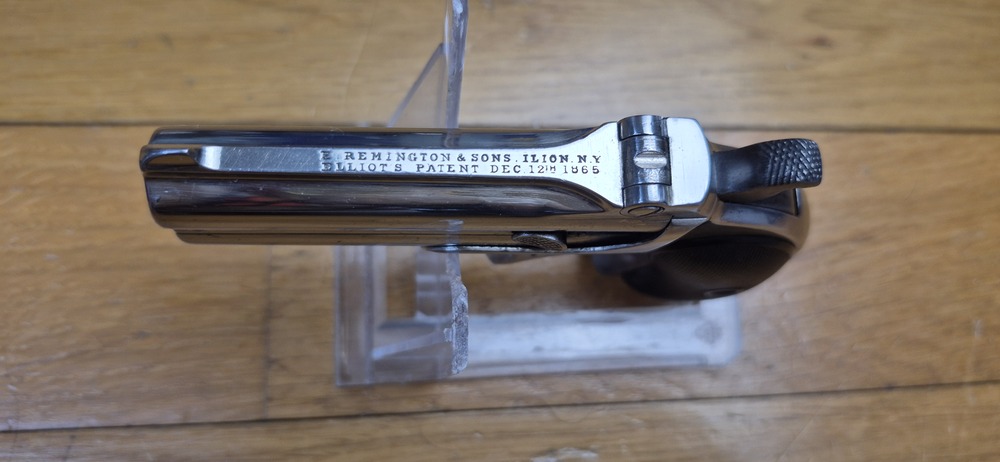 Iconique pistolet double Derringer Remington M95 - Cal 41 annulaire dit .41RF - peu courant et recherché Type I tardif - L'arme des saloons de 1870/1880 ! - Très belle finition nickelée d'origine - Excellent état mécanique - Bons canons - Éjection parfaite - Plaquettes ébonite en très bon état - 14.000 exemplaires seulement ! - Un "joker" dans la manche d'un As en excellent état - TBE+/TBE++ – Image 12