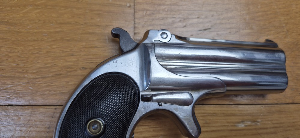 Iconique pistolet double Derringer Remington M95 - Cal 41 annulaire dit .41RF - peu courant et recherché Type I tardif - L'arme des saloons de 1870/1880 ! - Très belle finition nickelée d'origine - Excellent état mécanique - Bons canons - Éjection parfaite - Plaquettes ébonite en très bon état - 14.000 exemplaires seulement ! - Un "joker" dans la manche d'un As en excellent état - TBE+/TBE++ – Image 15
