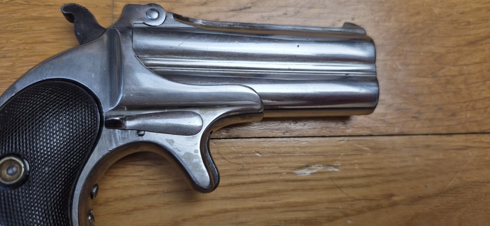 Iconique pistolet double Derringer Remington M95 - Cal 41 annulaire dit .41RF - peu courant et recherché Type I tardif - L'arme des saloons de 1870/1880 ! - Très belle finition nickelée d'origine - Excellent état mécanique - Bons canons - Éjection parfaite - Plaquettes ébonite en très bon état - 14.000 exemplaires seulement ! - Un "joker" dans la manche d'un As en excellent état - TBE+/TBE++ – Image 16