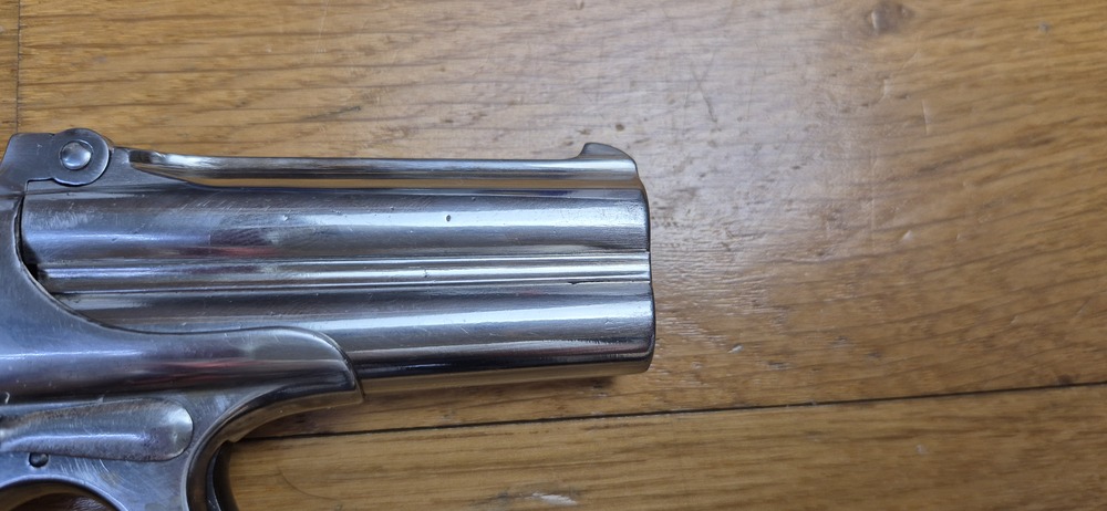 Iconique pistolet double Derringer Remington M95 - Cal 41 annulaire dit .41RF - peu courant et recherché Type I tardif - L'arme des saloons de 1870/1880 ! - Très belle finition nickelée d'origine - Excellent état mécanique - Bons canons - Éjection parfaite - Plaquettes ébonite en très bon état - 14.000 exemplaires seulement ! - Un "joker" dans la manche d'un As en excellent état - TBE+/TBE++ – Image 17