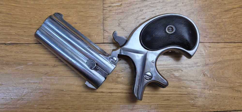 Iconique pistolet double Derringer Remington M95 - Cal 41 annulaire dit .41RF - peu courant et recherché Type I tardif - L'arme des saloons de 1870/1880 ! - Très belle finition nickelée d'origine - Excellent état mécanique - Bons canons - Éjection parfaite - Plaquettes ébonite en très bon état - 14.000 exemplaires seulement ! - Un "joker" dans la manche d'un As en excellent état - TBE+/TBE++ – Image 20