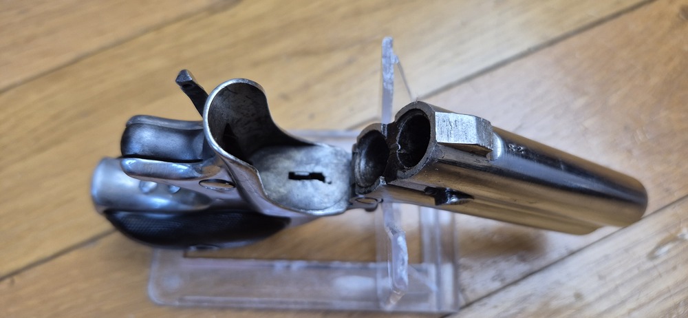 Iconique pistolet double Derringer Remington M95 - Cal 41 annulaire dit .41RF - peu courant et recherché Type I tardif - L'arme des saloons de 1870/1880 ! - Très belle finition nickelée d'origine - Excellent état mécanique - Bons canons - Éjection parfaite - Plaquettes ébonite en très bon état - 14.000 exemplaires seulement ! - Un "joker" dans la manche d'un As en excellent état - TBE+/TBE++ – Image 21