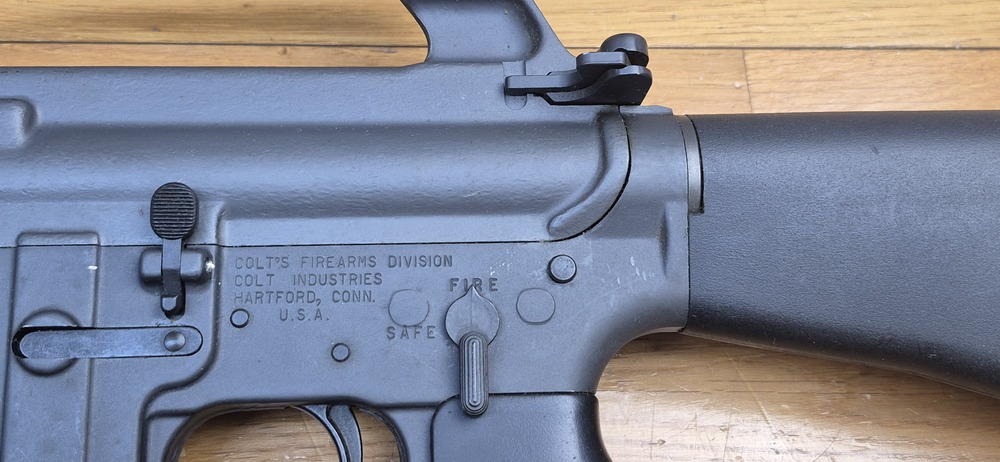 Très belle carabine Colt AR15 A2 Modèle Sporter II - Calibre 222 rem. - Fabrication 100% Colt vers 1985 - Entre la M16 A1 et la M16 A2 dans l'arbre généalogique Colt - Excellente arme de stand de qualité pour les fans de la plateforme AR15 - TBE++ – Image 9
