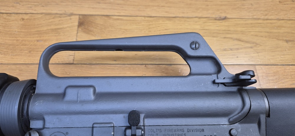 Très belle carabine Colt AR15 A2 Modèle Sporter II - Calibre 222 rem. - Fabrication 100% Colt vers 1985 - Entre la M16 A1 et la M16 A2 dans l'arbre généalogique Colt - Excellente arme de stand de qualité pour les fans de la plateforme AR15 - TBE++ – Image 11