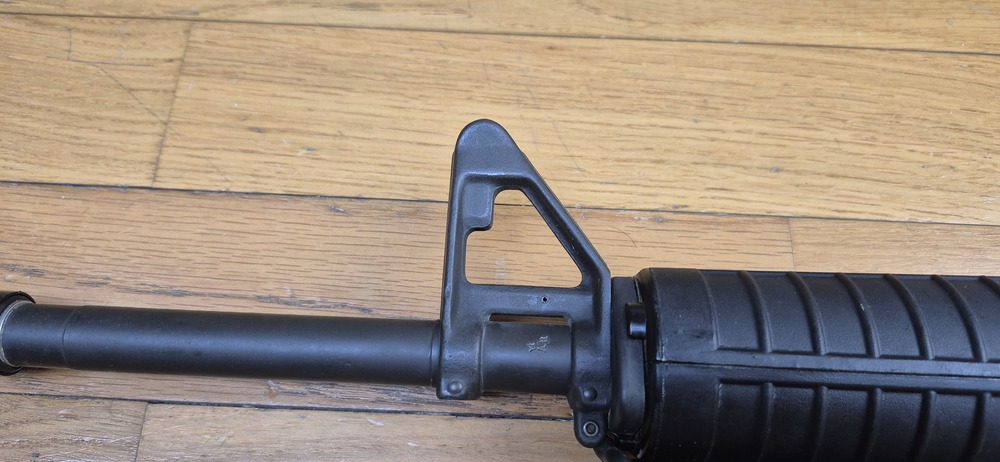 Très belle carabine Colt AR15 A2 Modèle Sporter II - Calibre 222 rem. - Fabrication 100% Colt vers 1985 - Entre la M16 A1 et la M16 A2 dans l'arbre généalogique Colt - Excellente arme de stand de qualité pour les fans de la plateforme AR15 - TBE++ – Image 14