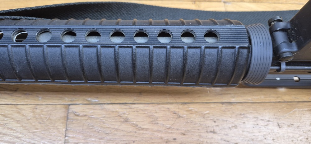 Très belle carabine Colt AR15 A2 Modèle Sporter II - Calibre 222 rem. - Fabrication 100% Colt vers 1985 - Entre la M16 A1 et la M16 A2 dans l'arbre généalogique Colt - Excellente arme de stand de qualité pour les fans de la plateforme AR15 - TBE++ – Image 23