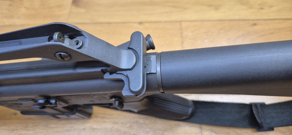 Très belle carabine Colt AR15 A2 Modèle Sporter II - Calibre 222 rem. - Fabrication 100% Colt vers 1985 - Entre la M16 A1 et la M16 A2 dans l'arbre généalogique Colt - Excellente arme de stand de qualité pour les fans de la plateforme AR15 - TBE++ – Image 27