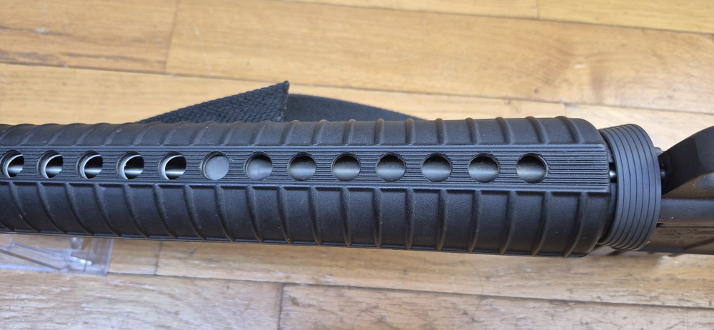 Très belle carabine Colt AR15 A2 Modèle Sporter II - Calibre 222 rem. - Fabrication 100% Colt vers 1985 - Entre la M16 A1 et la M16 A2 dans l'arbre généalogique Colt - Excellente arme de stand de qualité pour les fans de la plateforme AR15 - TBE++ – Image 30