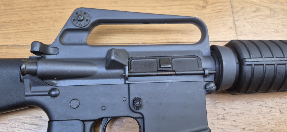 Très belle carabine Colt AR15 A2 Modèle Sporter II - Calibre 222 rem. - Fabrication 100% Colt vers 1985 - Entre la M16 A1 et la M16 A2 dans l'arbre généalogique Colt - Excellente arme de stand de qualité pour les fans de la plateforme AR15 - TBE++ – Image 35