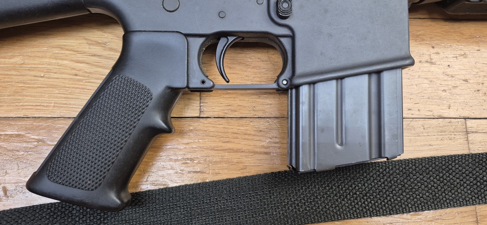 Très belle carabine Colt AR15 A2 Modèle Sporter II - Calibre 222 rem. - Fabrication 100% Colt vers 1985 - Entre la M16 A1 et la M16 A2 dans l'arbre généalogique Colt - Excellente arme de stand de qualité pour les fans de la plateforme AR15 - TBE++ – Image 36