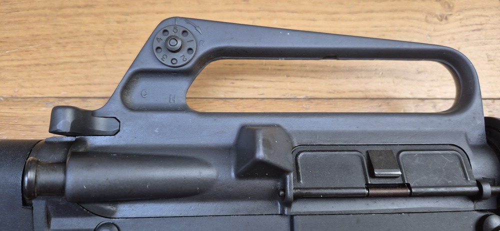 Très belle carabine Colt AR15 A2 Modèle Sporter II - Calibre 222 rem. - Fabrication 100% Colt vers 1985 - Entre la M16 A1 et la M16 A2 dans l'arbre généalogique Colt - Excellente arme de stand de qualité pour les fans de la plateforme AR15 - TBE++ – Image 37