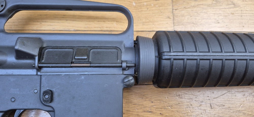 Très belle carabine Colt AR15 A2 Modèle Sporter II - Calibre 222 rem. - Fabrication 100% Colt vers 1985 - Entre la M16 A1 et la M16 A2 dans l'arbre généalogique Colt - Excellente arme de stand de qualité pour les fans de la plateforme AR15 - TBE++ – Image 38