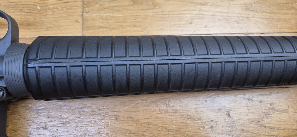 Très belle carabine Colt AR15 A2 Modèle Sporter II - Calibre 222 rem. - Fabrication 100% Colt vers 1985 - Entre la M16 A1 et la M16 A2 dans l'arbre généalogique Colt - Excellente arme de stand de qualité pour les fans de la plateforme AR15 - TBE++ – Image 39