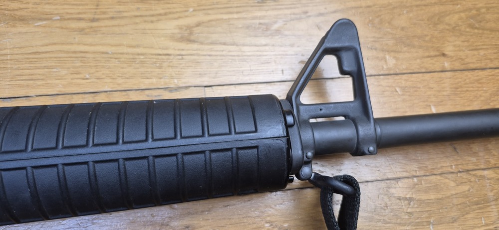 Très belle carabine Colt AR15 A2 Modèle Sporter II - Calibre 222 rem. - Fabrication 100% Colt vers 1985 - Entre la M16 A1 et la M16 A2 dans l'arbre généalogique Colt - Excellente arme de stand de qualité pour les fans de la plateforme AR15 - TBE++ – Image 40