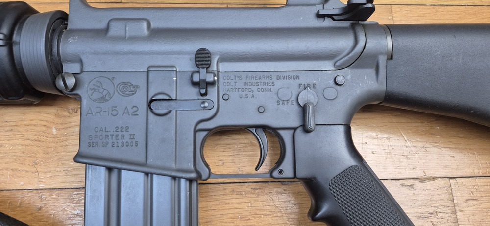 Très belle carabine Colt AR15 A2 Modèle Sporter II - Calibre 222 rem. - Fabrication 100% Colt vers 1985 - Entre la M16 A1 et la M16 A2 dans l'arbre généalogique Colt - Excellente arme de stand de qualité pour les fans de la plateforme AR15 - TBE++