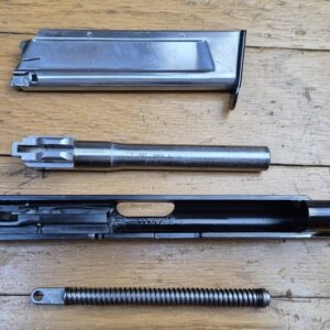 Magnifique conversion pour Pistolet SIG P210 - Calibre 22LR - Avec son chargeur acier dédié 1er type - Convient aux SIG à canon 120mm comme les P 210-2, 3, 4, 6... - Complète et à l'état de neuf - Rare ! - TBE+++