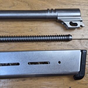 Exceptionnelle conversion pour Pistolet SIG P210 - Cal. 7,65 Parabellum - Canon + Ressort récupérateur en 7.65 para - Chargeur idoine - Ressort d'origine SIG - 100% SIG - Pour P210 / P210-2,3,4,6... - Complet et état neuf - Très très rare en 7.65 Para - TBE++