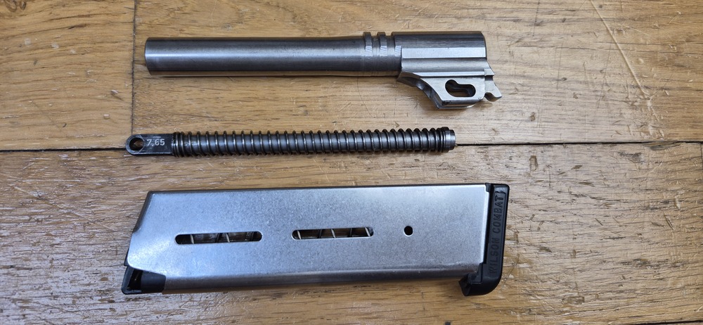 Exceptionnelle conversion pour Pistolet SIG P210 - Cal. 7,65 Parabellum - Canon + Ressort récupérateur en 7.65 para - Chargeur idoine - Ressort d'origine SIG - 100% SIG - Pour P210 / P210-2,3,4,6... - Complet et état neuf - Très très rare en 7.65 Para - TBE++