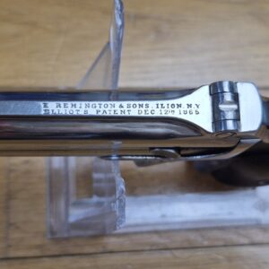 Iconique pistolet double Derringer Remington M95 - Cal 41 annulaire dit .41RF - peu courant et recherché Type I tardif - L'arme des saloons de 1870/1880 ! - Très belle finition nickelée d'origine - Excellent état mécanique - Bons canons - Éjection parfaite - Plaquettes ébonite en très bon état - 14.000 exemplaires seulement ! - Un "joker" dans la manche d'un As en excellent état - TBE+/TBE++