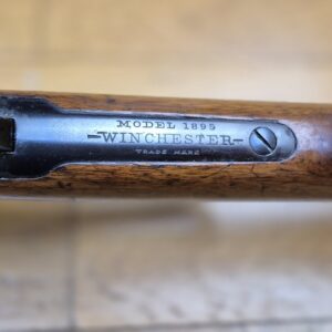 Très rare "vraie" carabine Winchester modèle 1895 Made in USA – Cal. 30.06 Springfield – Fabrication New Haven d'origine Winchester de 1911 ! – Importation Empire allemand d'avant 1914 – Bois en noyer superbes grade IV – Bronzage d'origine à 98% quasi parfait – Très beaux marquages de « vraie » Winchester (pas Japon post 1985) – Splendide canon et mécanique parfaite – Arme d'origine dans un état d'exception – Catégorie D §e) ! - Très rare et en TBE++