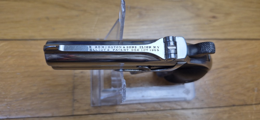 Iconique pistolet double Derringer Remington M95 - Cal 41 annulaire dit .41RF - peu courant et recherché Type I tardif - L'arme des saloons de 1870/1880 ! - Très belle finition nickelée d'origine - Excellent état mécanique - Bons canons - Éjection parfaite - Plaquettes ébonite en très bon état - 14.000 exemplaires seulement ! - Un "joker" dans la manche d'un As en excellent état - TBE+/TBE++
