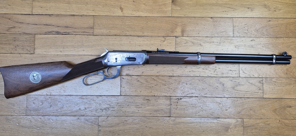 Très belle Winchester commémorative « Shérif Bat Masterson » – Carabine de selle modèle 1894 – Arme de 1979 – 8.000 exemplaires seulement – Cal. 30-30 Win – RARE Boite d'origine en BE+ - Arme à l'état de quasi neuf - TBE+++ – Image 2