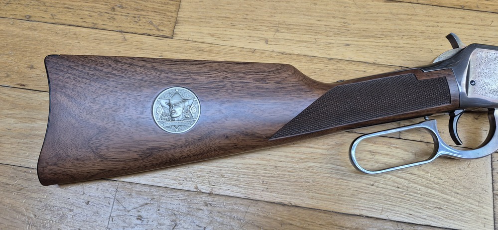 Très belle Winchester commémorative « Shérif Bat Masterson » – Carabine de selle modèle 1894 – Arme de 1979 – 8.000 exemplaires seulement – Cal. 30-30 Win – RARE Boite d'origine en BE+ - Arme à l'état de quasi neuf - TBE+++ – Image 3