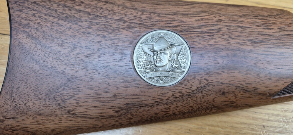 Très belle Winchester commémorative « Shérif Bat Masterson » – Carabine de selle modèle 1894 – Arme de 1979 – 8.000 exemplaires seulement – Cal. 30-30 Win – RARE Boite d'origine en BE+ - Arme à l'état de quasi neuf - TBE+++ – Image 4