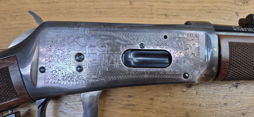 Très belle Winchester commémorative « Shérif Bat Masterson » – Carabine de selle modèle 1894 – Arme de 1979 – 8.000 exemplaires seulement – Cal. 30-30 Win – RARE Boite d'origine en BE+ - Arme à l'état de quasi neuf - TBE+++ – Image 7