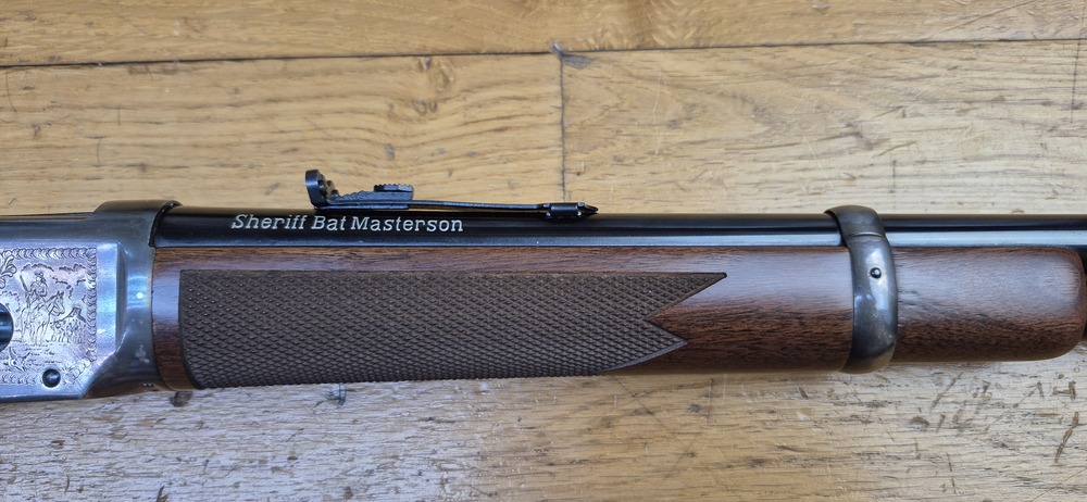 Très belle Winchester commémorative « Shérif Bat Masterson » – Carabine de selle modèle 1894 – Arme de 1979 – 8.000 exemplaires seulement – Cal. 30-30 Win – RARE Boite d'origine en BE+ - Arme à l'état de quasi neuf - TBE+++ – Image 8
