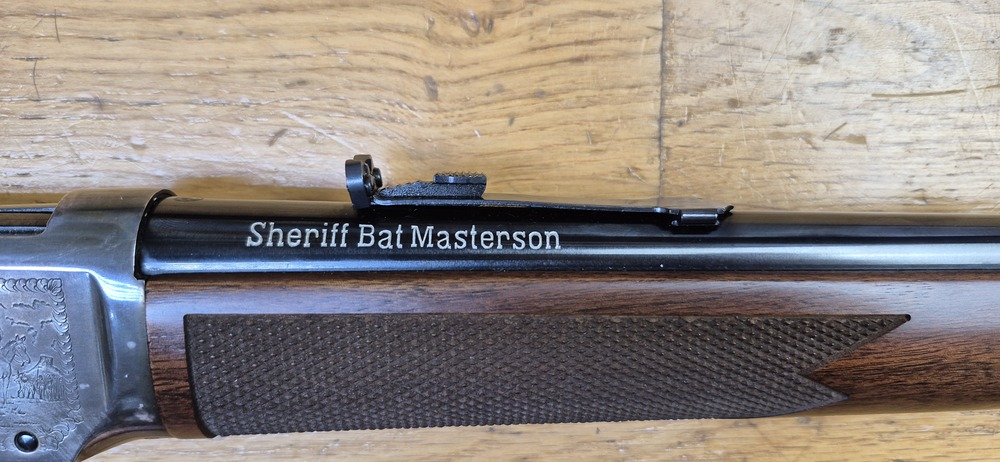 Très belle Winchester commémorative « Shérif Bat Masterson » – Carabine de selle modèle 1894 – Arme de 1979 – 8.000 exemplaires seulement – Cal. 30-30 Win – RARE Boite d'origine en BE+ - Arme à l'état de quasi neuf - TBE+++ – Image 9