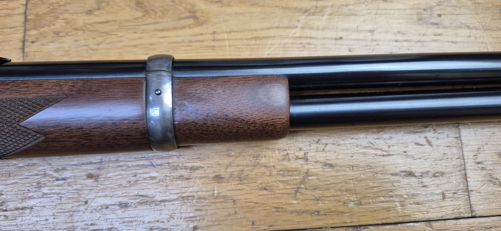 Très belle Winchester commémorative « Shérif Bat Masterson » – Carabine de selle modèle 1894 – Arme de 1979 – 8.000 exemplaires seulement – Cal. 30-30 Win – RARE Boite d'origine en BE+ - Arme à l'état de quasi neuf - TBE+++ – Image 10