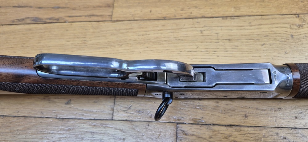 Très belle Winchester commémorative « Shérif Bat Masterson » – Carabine de selle modèle 1894 – Arme de 1979 – 8.000 exemplaires seulement – Cal. 30-30 Win – RARE Boite d'origine en BE+ - Arme à l'état de quasi neuf - TBE+++ – Image 13