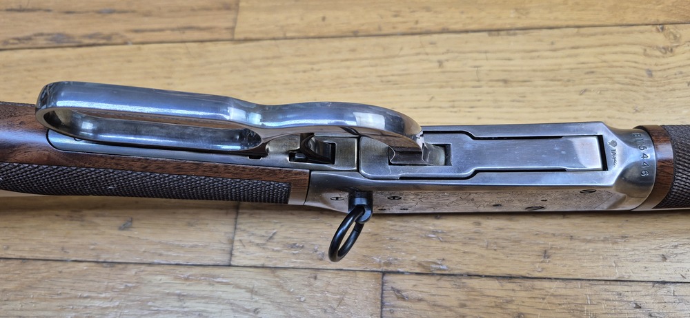 Très belle Winchester commémorative « Shérif Bat Masterson » – Carabine de selle modèle 1894 – Arme de 1979 – 8.000 exemplaires seulement – Cal. 30-30 Win – RARE Boite d'origine en BE+ - Arme à l'état de quasi neuf - TBE+++ – Image 14